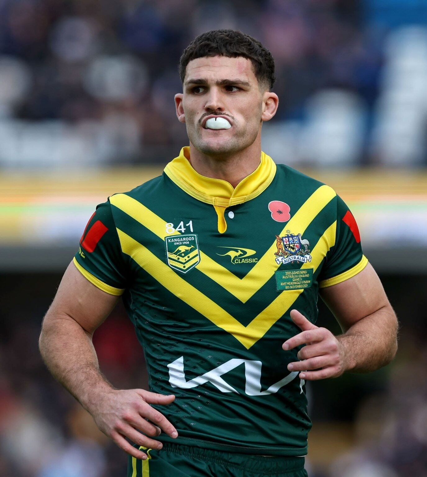In einer der verblüffendsten Entwicklungen der modernen NRL-Geschichte hat Nathan Cleary – der dynamische Spielmacher und Kapitän der Penrith Panthers – die Sportwelt schockiert mit seiner unerschütterlichen Loyalität. Trotz lukrativer Angebote in Höhe von 150 Millionen US-Dollar von zwei der traditionsreichsten Vereine der Liga – Parramatta Eels und Canterbury-Bankstown Bulldogs – wählte Cleary den Verein, der seine Karriere geprägt hat. Seine Entscheidung traf er nicht wegen finanzieller Anreize oder persönlicher Eitelkeit, sondern aus Treue.