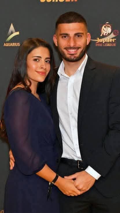 Eilmeldung: Deniz Undav steht vor einer schweren familiären Herausforderung. Der VfB Stuttgart reagiert umgehend und sichert dem Stürmer volle Unterstützung zu. Der Klub betont, dass Undavs Wohl an erster Stelle stehe und interne Abläufe entsprechend angepasst würden. Fans zeigen große Anteilnahme und hoffen auf baldige Klarheit über die Situation. Trotz der Ungewissheit setzt der Verein auf Zusammenhalt und Respekt für die Privatsphäre des Spielers, während weitere Informationen zu einem späteren Zeitpunkt folgen sollen.