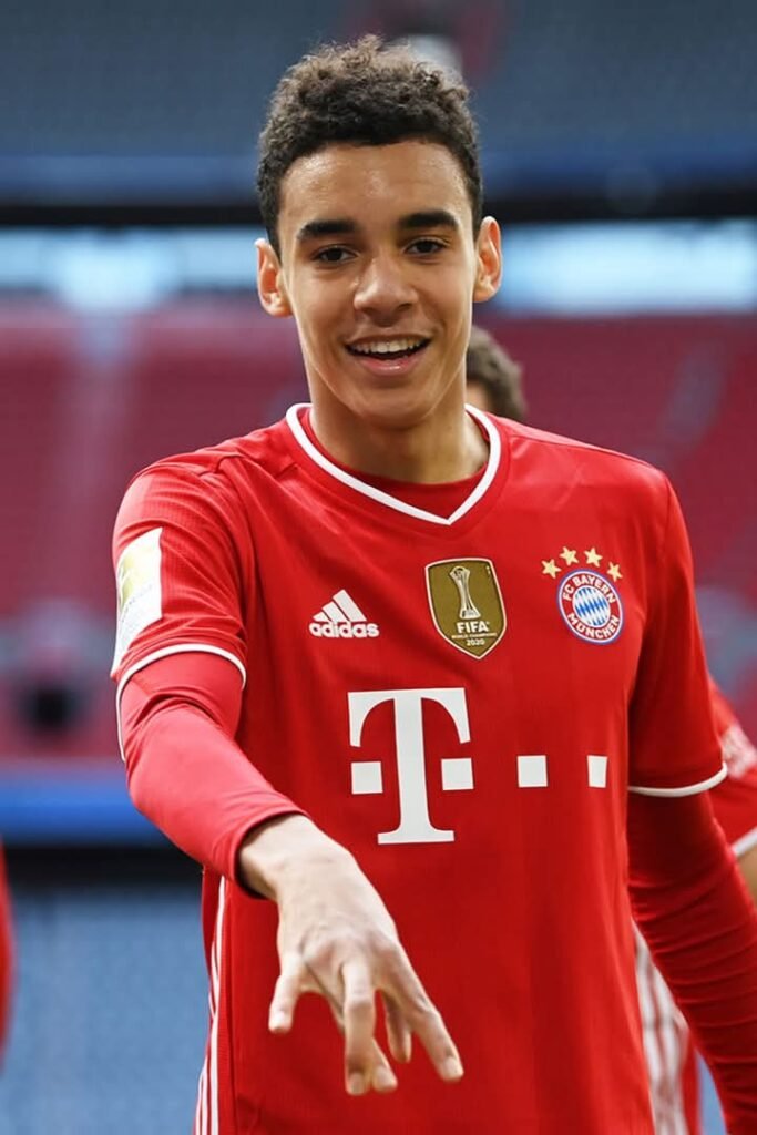 Riesensensation beim FC Bayern! Jamal Musiala sorgt für einen Paukenschlag und lehnt Mega-Angebote von Real Madrid, Manchester City und PSG ab, um in München zu bleiben. Der 22-Jährige verlängert seinen Vertrag bis 2030 und wird damit zu einem der bestbezahlten Spieler der Bundesliga-Geschichte. Statt Geld entscheidet er sich für Liebe, Loyalität und die Vision des Rekordmeisters. Ein Signal an ganz Europa: Musiala gehört weiterhin zum Herzen des FC Bayern. Er bleibt der Star für Bayerns Zukunft und begeistert Fans weltweit.
