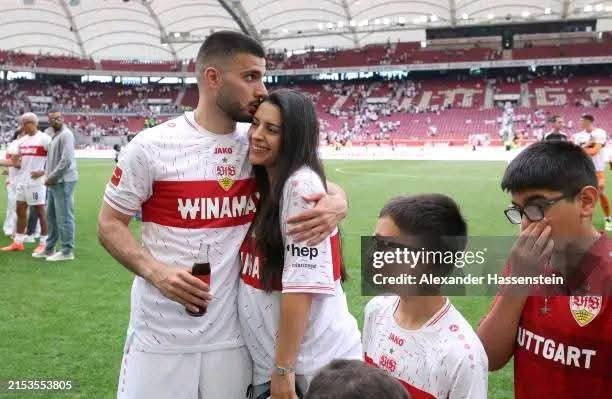 Was für eine Woche für Deniz Undav! Der VfB-Stuttgart-Stürmer sorgt nicht nur auf dem Platz für Begeisterung, sondern erlebt auch privat großes Glück: Laut aktuellen Berichten soll Undav Vater von Zwillingen werden. 👶👶 Mit seinen Toren hat er den VfB an die Tabellenspitze geschossen – und nun steht das wohl schönste „Tor“ seines Lebens bevor. Ein neuer Lebensabschnitt beginnt für ihn und seine Familie, voller Freude, Liebe und doppeltem Glück. 🎉❤️⚽