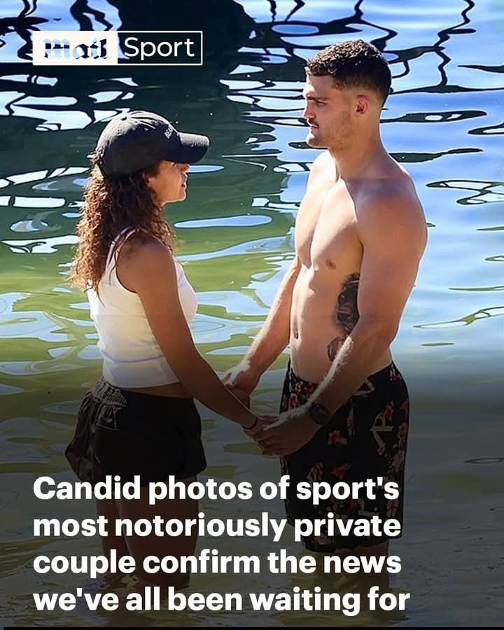 In einer Welt, in der Champions auf Feldern voller Schweiß und Ruhm entstehen, liegen die süßesten Siege oft im Stillen – in geteilten Blicken, leisen Träumen und zwei Herzen, die sich immer wieder neu füreinander entscheiden. Dies ist die zarte, strahlende Geschichte von Mary Fowler und Nathan Cleary, deren Liebe ebenso hell leuchtet wie ihr sportliches Können. Gemeinsam schreiben sie Momente voller Hoffnung, Stärke und Verbundenheit, die weit über den Sport hinausreichen und Herzen auf der ganzen Welt berühren können.