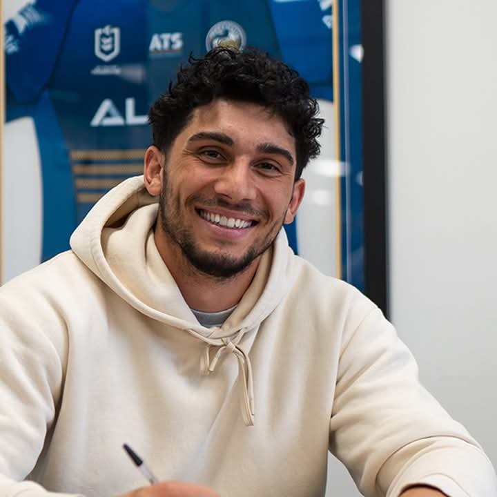 Zwei Hauptgründe für meine neue Vertragsunterzeichnung – erklärte Isaiah Iongi. Die Parramatta Eels freuen sich bekannt zu geben, dass der talentierte junge Fullback Isaiah Iongi einen langfristigen Vertrag verlängert hat, der ihn bis zum Ende der NRL-Saison 2030 im Klub hält. Iongi betonte, dass sowohl das Vertrauen des Trainerstabs als auch die starke Teamkultur entscheidend für seine Entscheidung waren. Der Verein sieht in ihm eine zentrale Zukunftsfigur. Er freut sich darauf, weiter zu wachsen und dem Team Stabilität zu geben.