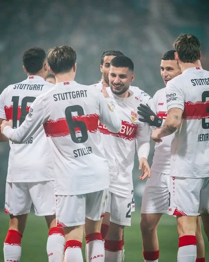 Im emotional aufgeladenen Ruhrstadion in Bochum bewahrt der VfB beeindruckende Ruhe und Effizienz. Zwei präzise platzierte Kopfballtore bringen das Spiel in der K.o.-Phase früh auf den Stuttgarter Kurs und nehmen dem Gegner den Aufbau von Druck. Mit starker Präsenz, klarer Spielidee und eiskalter Chancenverwertung sichern sich die Schwaben die Kontrolle über die Partie. Jeder Spieler agiert fokussiert, setzt die Taktik konsequent um und lässt dem Gegner kaum Räume. So gelingt es dem VfB, das Spiel souverän zu dominieren und den entscheidenden Vorteil zu erarbeiten.