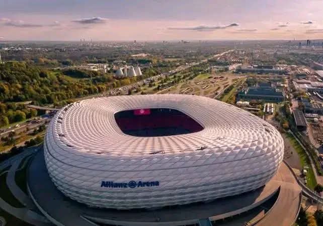 Der FC Bayern zündet die nächste Stadionbombe: 770 Millionen Dollar fließen in eine radikale Allianz-Arena-Revolution. Geplant sind zusätzliche Sitzplätze, brachiale Soundpower, grenzenlose Hightech-Features, nachhaltige Energieversorgung und Luxuskomfort auf Champions-League-Niveau. Bis 2028 soll eine moderne Fußballfestung entstehen, die europaweit Maßstäbe setzt und jedem Gegner Respekt einflößt – ein klares Machtstatement des Rekordmeisters. Das Projekt unterstreicht Bayerns langfristige Ambitionen, Fans ein unvergleichliches Stadionerlebnis zu bieten und gleichzeitig die Zukunft des europäischen Spitzenfußballs aktiv mitzugestalten, auf höchstem technischem und architektonischem Niveau für alle.