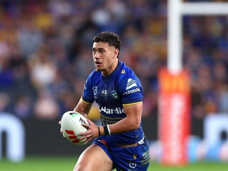 Parramattas Nachwuchstalent Isaiah Iongi hat einen langfristigen Vertrag unterschrieben und bleibt den Eels treu, während der Klub einen Neuaufbau plant. Der junge Außenspieler gilt als Schlüssel der nächsten Generation und soll gemeinsam mit einer vielversprechenden Kernmannschaft wachsen. Verantwortliche loben seine Entwicklung, Professionalität und Athletik. Mit der Vertragsverlängerung setzt Parramatta ein klares Zeichen für Kontinuität, Vertrauen und Geduld, um nachhaltigen Erfolg in der NRL zu erreichen. Fans hoffen auf Stabilität, Nachwuchsförderung und eine konkurrenzfähige Mannschaft in den kommenden Jahren langfristig erfolgreich.