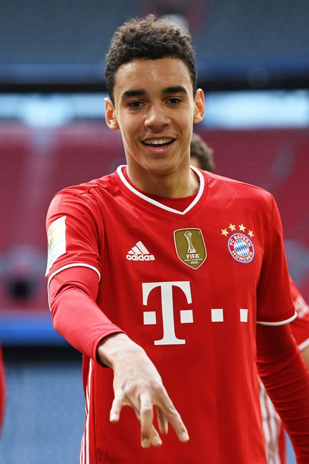 Massiver Paukenschlag im europäischen Fußball: Jamal Musiala soll riesige Angebote von Real Madrid, Manchester City und PSG ausgeschlagen haben, um seine Zukunft langfristig beim FC Bayern zu sichern. Der Offensivstar verlängert bis 2030 und zählt damit zu den bestbezahlten Spielern der Bundesliga. Mit dieser überraschenden Entscheidung setzt Musiala ein starkes Zeichen für Loyalität statt Rekordgehälter und untermauert Bayerns Anspruch, das Team auch in den kommenden Jahren um ihren Ausnahmespieler aufzubauen.