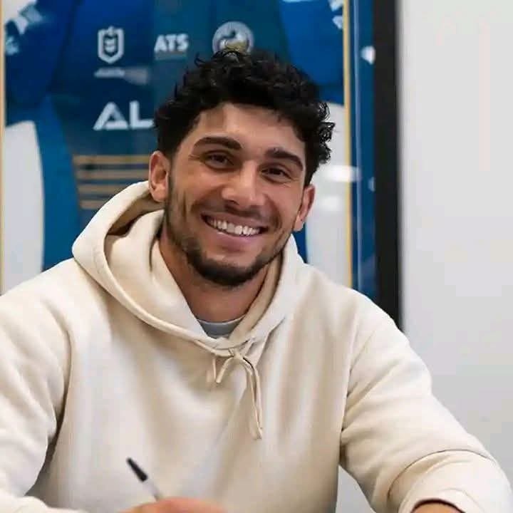 Isaiah Iongi hat die zwei entscheidenden Faktoren offengelegt, die seine Entscheidung beeinflussten, einen neuen langfristigen Vertrag zu unterschreiben – ein Schritt, von dem er glaubt, dass er seine Zukunft prägen und ihn bis 2030 fest in der Vision der Eels verankern wird. Der Verein feiert die Verpflichtung seines aufstrebenden Fullbacks und bezeichnet seine Unterschrift als starkes Zeichen des Vertrauens, der Zukunftsplanung und der ambitionierten Ausrichtung ihres Rugby-League-Programms.