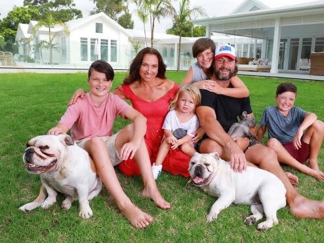 Eels-Fans feiern, nachdem Club-Legende Nathan Hindmarsh Zwillinge willkommen geheißen hat und damit einen der herzerwärmendsten Parramatta-Momente des Jahres geschaffen hat. Manche Siege werden auf dem Spielfeld errungen, aber…