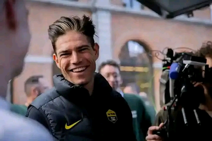 Wout van Aert heeft zijn eerste publieke optreden gemaakt sinds zijn verbluffende overwinning in Parijs..